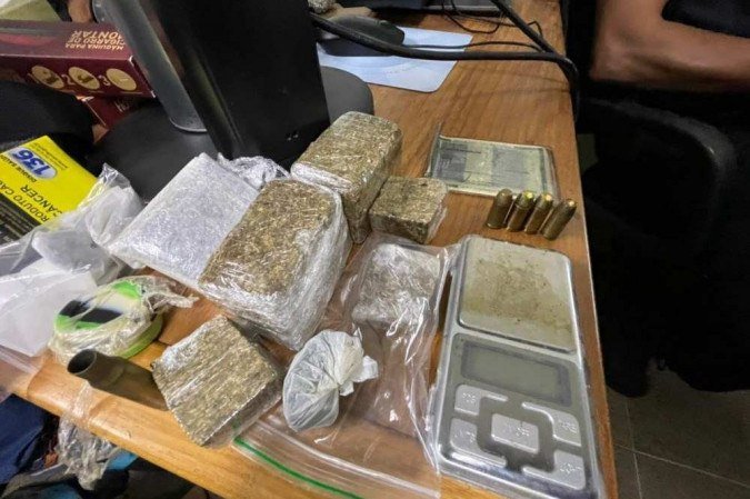 O grupo recebia as drogas e distribuía com a ajuda de motoboys - (crédito: Divulgação/PCDF) O grupo recebia as drogas e distribuía com a ajuda de motoboys - (crédito: Divulgação/PCDF)