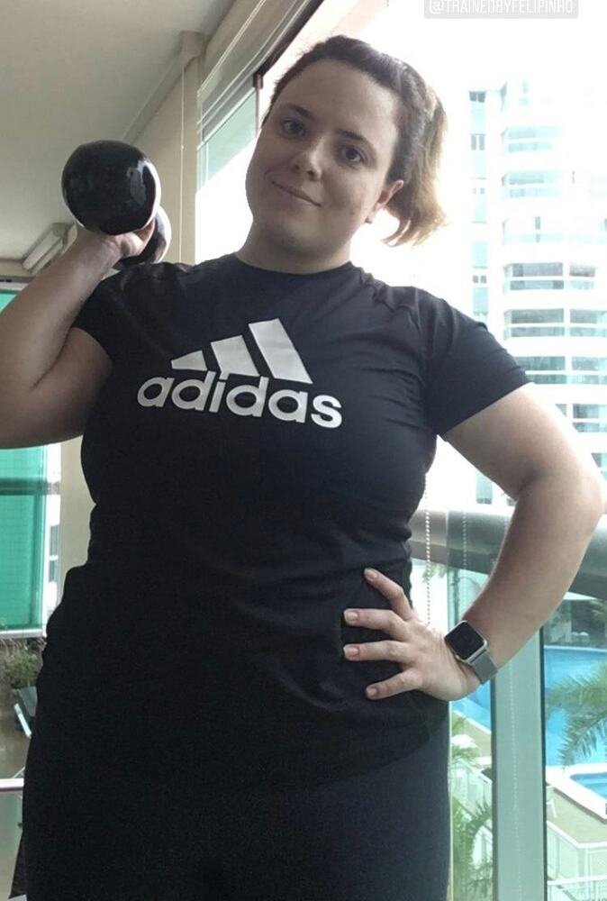 Cec&iacute;lia Olivieri prefere fazer exerc&iacute;cios na varanda do apartamento