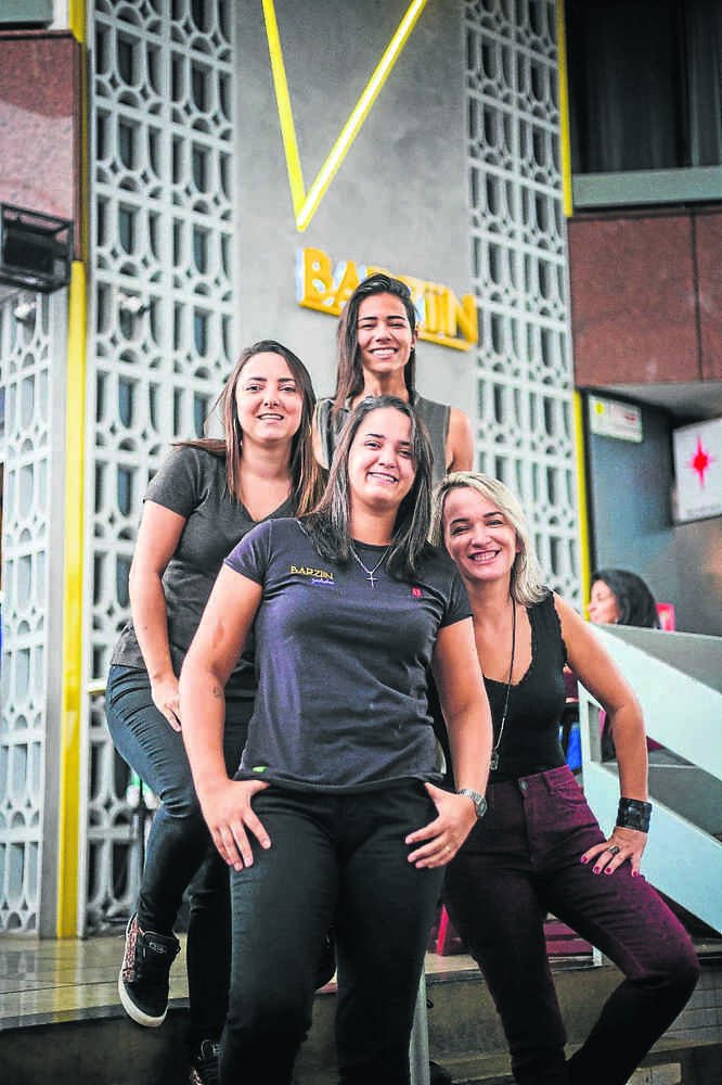 Daphinie (ao fundo), Luara (E), Iraguaci (D) e Marcella, donas do Barziin Gastrobar, na 413 Norte