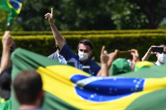 Bolsonaro cumprimenta populares no Palácio da Alvorada