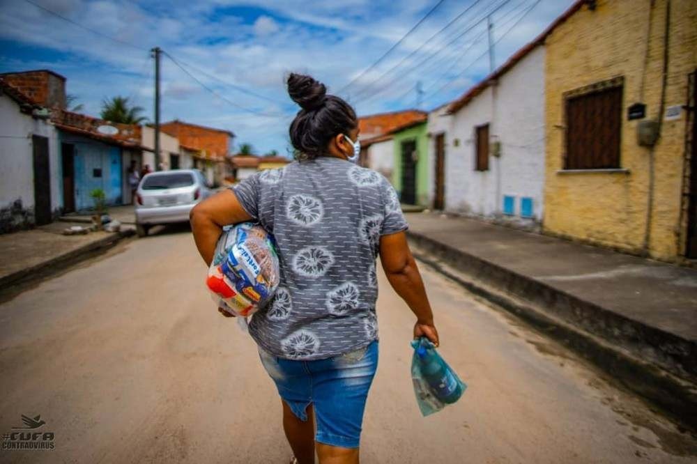 Na linha de frente contra a covid-19, mulheres lutam para se apoiar em favelas do Brasil