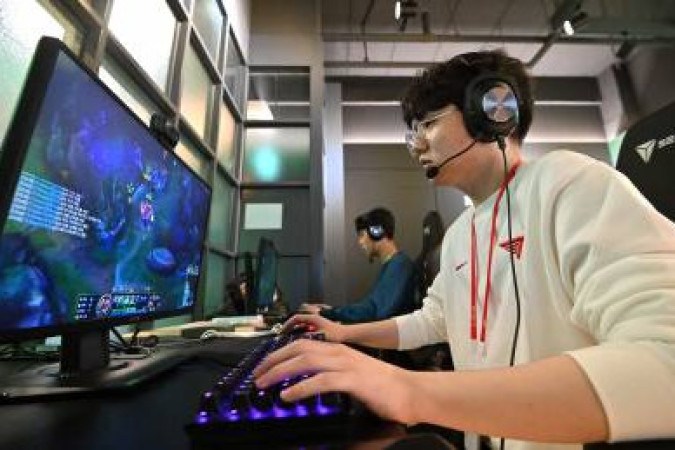 This picture taken on February 25, 2021 shows gamers during their training session at the T1 building, one of the world's top eSports organisations where dozens of professional and budding gamers train, in Seoul. A Nike-sponsored gym, support staff including nutritionists, and English language classes are all part of the set-up at T1 where around 70 gamers are looking to emulate its highest-profile member, League of Legends giant Faker. - TO GO WITH AFP STORY SKOREA-ESPORTS-TECHNOLOGY-GAME-BUSINESS,FOCUS BY SUNGHEE HWANG / AFP / Jung Yeon-je / TO GO WITH AFP STORY SKOREA-ESPORTS-TECHNOLOGY-GAME-BUSINESS,FOCUS BY SUNGHEE HWANG -  (crédito: JUNG YEON-JE)