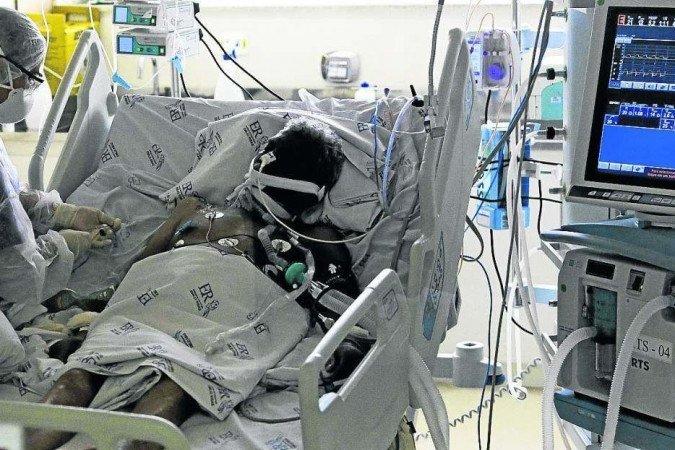 Com mais de 98% de lotação nas UTIs para covid-19, DF está em estado crítico - (crédito: Miguel Schincariol/AFP) Com mais de 98% de lotação nas UTIs para covid-19, DF está em estado crítico - (crédito: Miguel Schincariol/AFP)