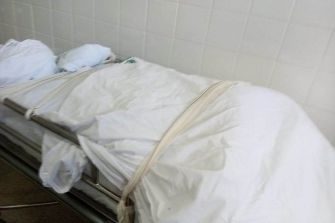 Homem que morreu em decorrência da covid-19 é enrolado em lençóis por falta de saco mortuário no Hospital de Ceilândia -  (crédito: imagem cedida ao Correio)
