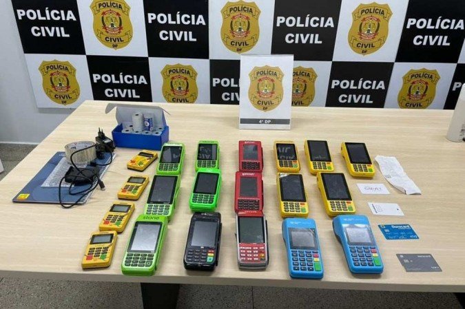 Com o suspeito, policiais encontraram máquinas de cartão, dinheiro em espécie e itens usados para cometer golpes - (crédito: PCDF/Divulgação) Com o suspeito, policiais encontraram máquinas de cartão, dinheiro em espécie e itens usados para cometer golpes - (crédito: PCDF/Divulgação)