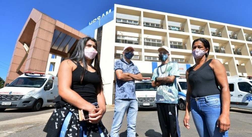 24/03/2021. Brasil. Brasilia - DF. Cidades. Hospital da Samambaia, ambulancias, Fachada, Faixas com mensagens posivitas de familiares, pacientes e familiares em busca de noticias. Na Foto Adriana Fernande, sua mae Ivanildes Fernandes e seus irmãos.