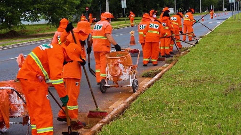 Varredores e garis do SLU reclamam por estarem trabalhando sob forte calor