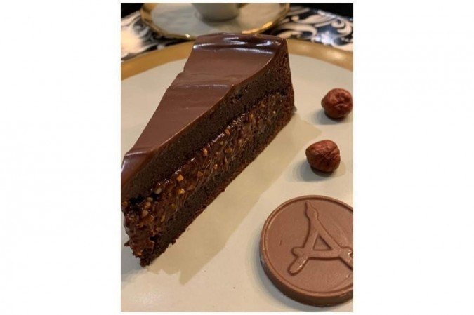 A Torta Parisiense faz a cl&aacute;ssica alian&ccedil;a entre o chocolate e a avel&atilde; em um recheio &uacute;nico, saboroso e crocante, de A torta parisiense. 
