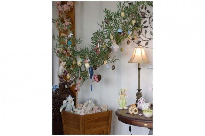 O blog Casa da Iaza aproveitou um bambu que já tinha como decoração para montar uma osterbaum e colocou muitos coelhos de enfeite na mesa -  (crédito: Blog Casa da Iaza/Divulgação)