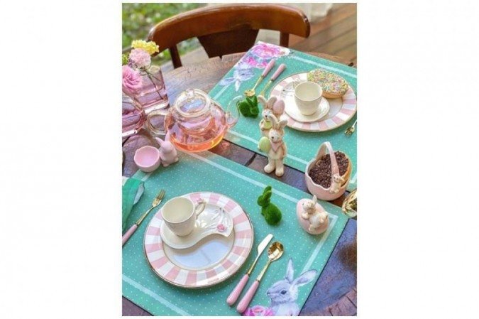 Jogo americano de coelho e vários enfeites na mesa. Uma produção da loja Casa de Mineira