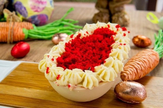 Ovo red relvet (casca de chocolate branco recheado com bolo red velvet e ganache de chocolate branco), da Quitutices. 