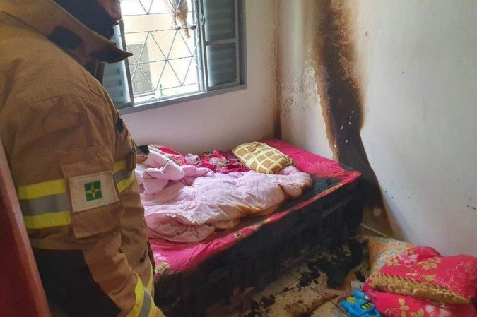No momento do atendimento, bombeiros registraram imagem de um gato preso à janela do imóvel - (crédito: CBMDF/Divulgação) No momento do atendimento, bombeiros registraram imagem de um gato preso à janela do imóvel - (crédito: CBMDF/Divulgação)