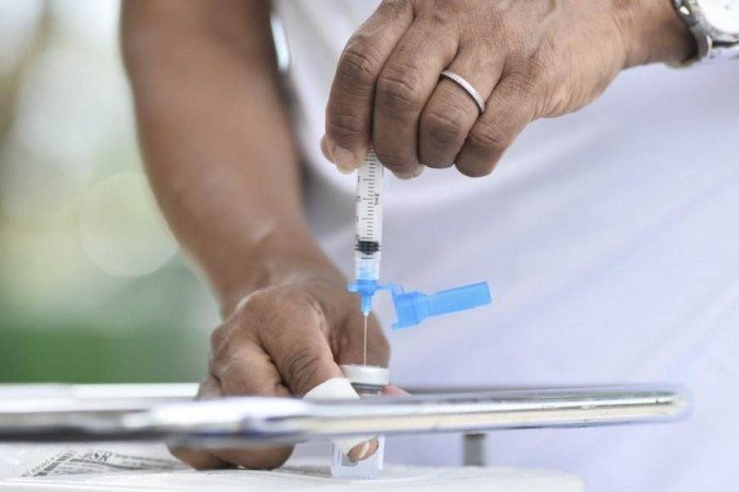 A vacinação de idosos acima de 67 anos teve início às 14h desta sexta - (crédito: Minervino Júnior) A vacinação de idosos acima de 67 anos teve início às 14h desta sexta - (crédito: Minervino Júnior)