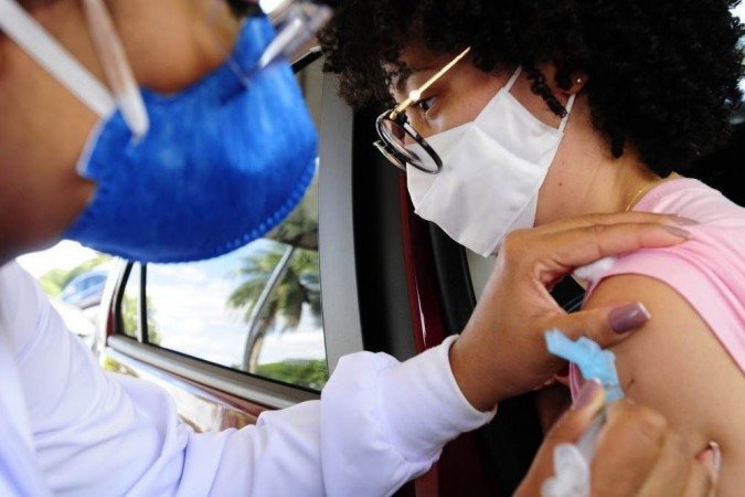 Jaciara Samara Sousa, 27 anos, sendo imunizada contra a covid-19, no Estádio Mané Garrincha