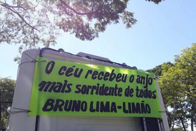 Amigos Prestam Homenagem A Jovem De 25 Anos Vitima Da Covid 19