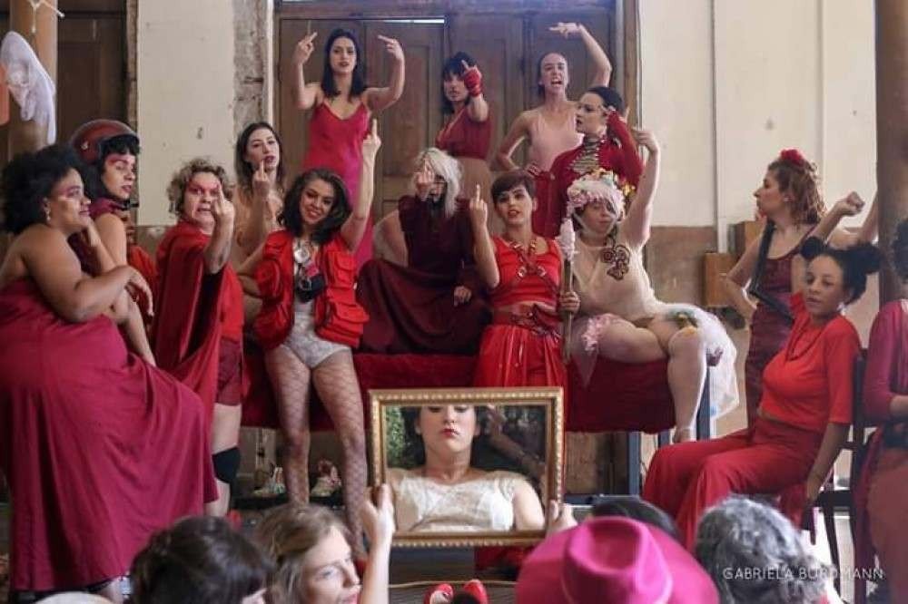 Espet&aacute;culo "Acorda, Alice!...atrav&eacute;s da Tela", do Coletivo A.CORDA