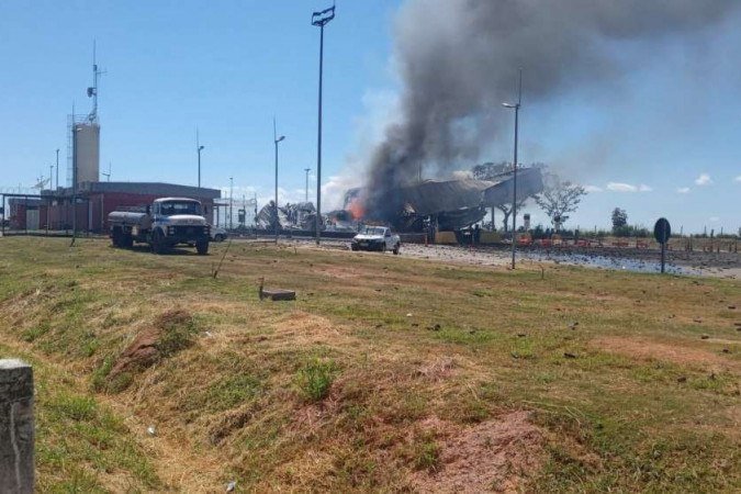 Acidente em pedágio deixa três adultos e uma criança mortos, em Campo Alegre de Goiás