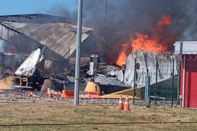 A batida envolveu quatro veículos em uma praça de pedágio causou destroços e incêndio