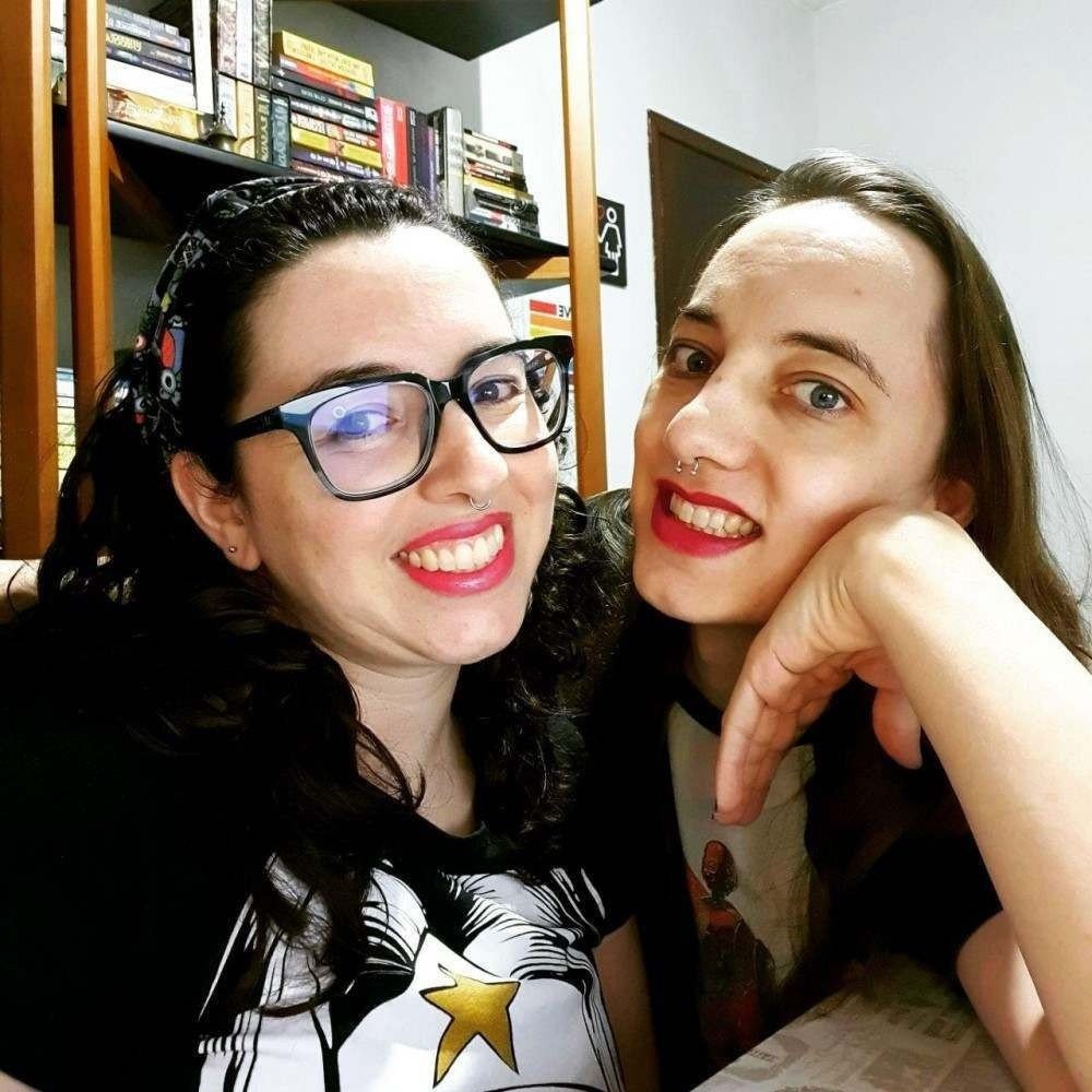 Rebeca e Gabrielle, da esquerda para a direita, buscam trazer o conhecimento científico de forma mais lúdica e despertar o senso crítico com o Mamucast