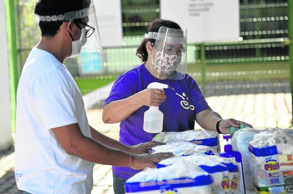 Outra preocupação é higienizar os alimentos para manter o coronavírus do lado de fora dos lares de acolhimento