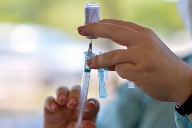 Vacinação de professores começa em 9 de abril no DF