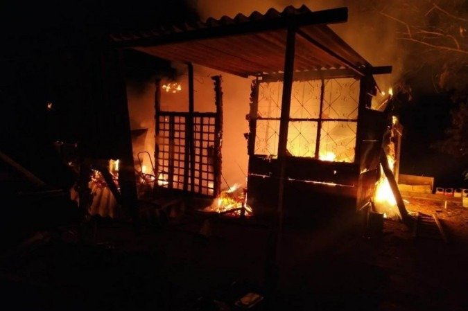 Bombeiros resgatam dois cachorros de inc&ecirc;ndio em casa no Gama