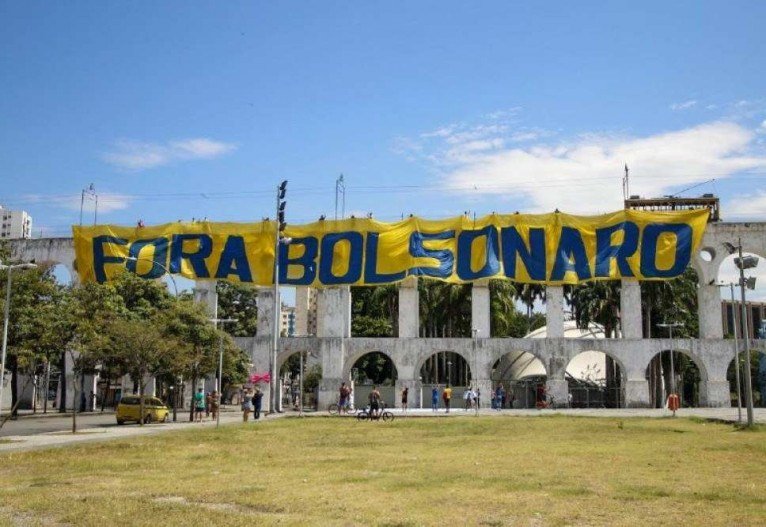 Faixa estendida no Arco da Lapa, no Rio de Janeiro (RJ), pede que Jair Bolsonaro deixe a presidência da República