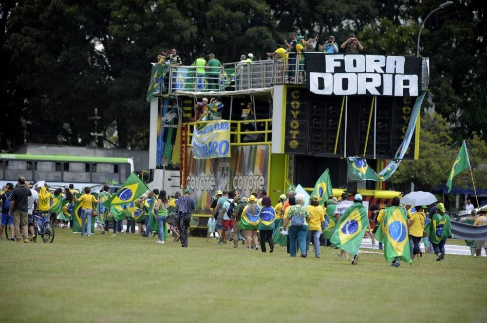 Fotógrafos levam cuspe no rosto em ato pró-Bolsonaro, na Esplanada