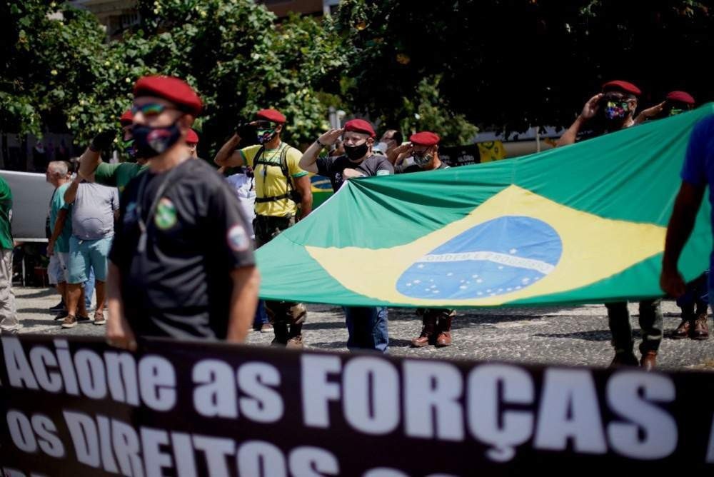 Manifestantes pró-Bolsonaro fazem atos em defesa da ditadura militar