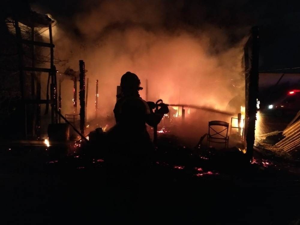 Bombeiros resgatam dois cachorros de incêndio no Gama. Fogo consumiu uma casa, que estava vazia. Animais estavam presos próximo ao local e foram libertados pela equipe
