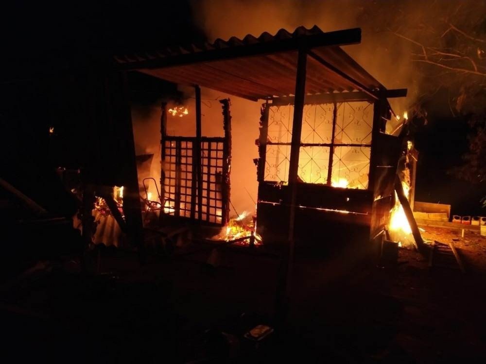 Bombeiros resgatam dois cachorros de incêndio no Gama. Fogo consumiu uma casa, que estava vazia. Animais estavam presos próximo ao local e foram libertados pela equipe
