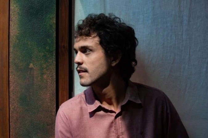 O novo trabalho de Théo Bial conta com uma faixa em parceria com o pai, Pedro Bial -  (crédito: Joaquim Lima)