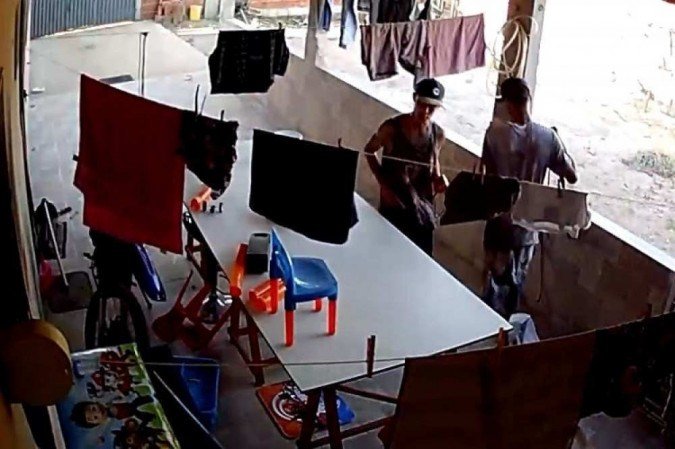 Vídeo mostra ação dos criminosos em um furto a residência no Sol Nascente - (crédito: PCDF/Divulgação) Vídeo mostra ação dos criminosos em um furto a residência no Sol Nascente - (crédito: PCDF/Divulgação)