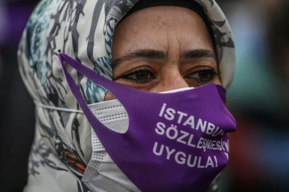 Feministas turcas divididas sobre abandono do tratado de proteção das mulheres