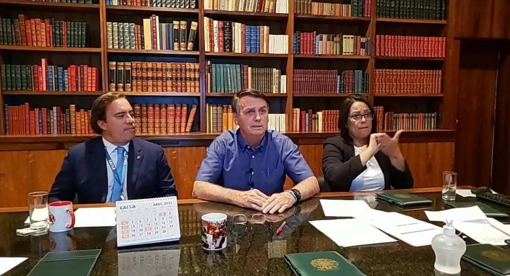 Após demissões, Bolsonaro nega politização no Ministério da Defesa