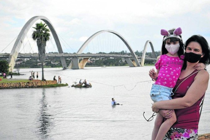 Mesmo preocupada com o contágio pelo coronavírus, Nayara Benevenuto levou a filha para se divertir ao ar livre