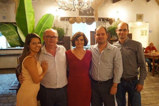 Eunice e Alan cercados pelos filhos em uma das muitas reuniões de família antes da pandemia 