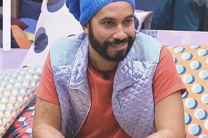 Gilberto Nogueira usou colete brilhoso e macio em uma das festas do BBB 