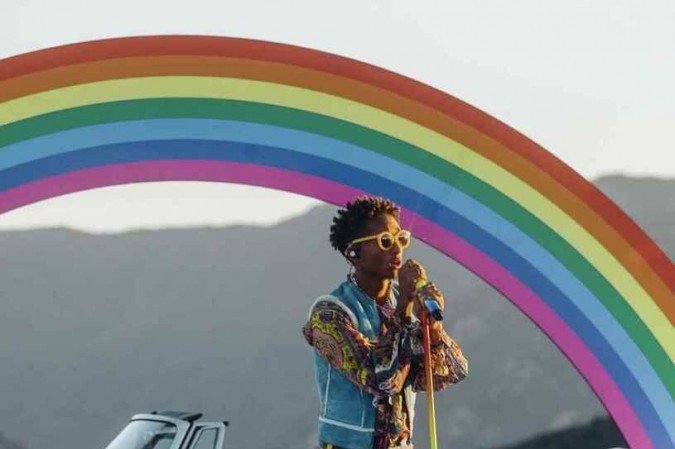 O ator Jaden Smith usou um colete jeans com bordas brancas e calça jeans
