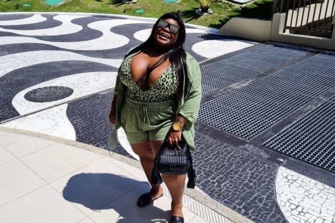 A cantora Jojo Todynho preferiu um look monocromático verde, com body de oncinha preto e verde e rasteirinha

