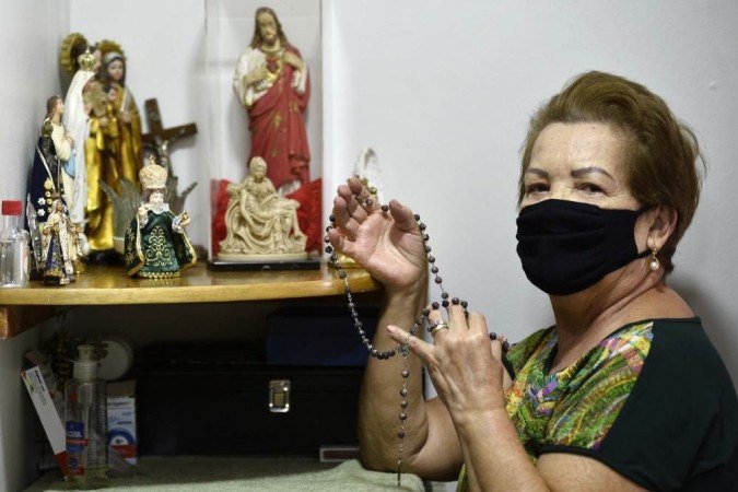 Com o isolamento, o altar que Marly tem dentro de casa é onde ela se conforta ao conversar com Deus 