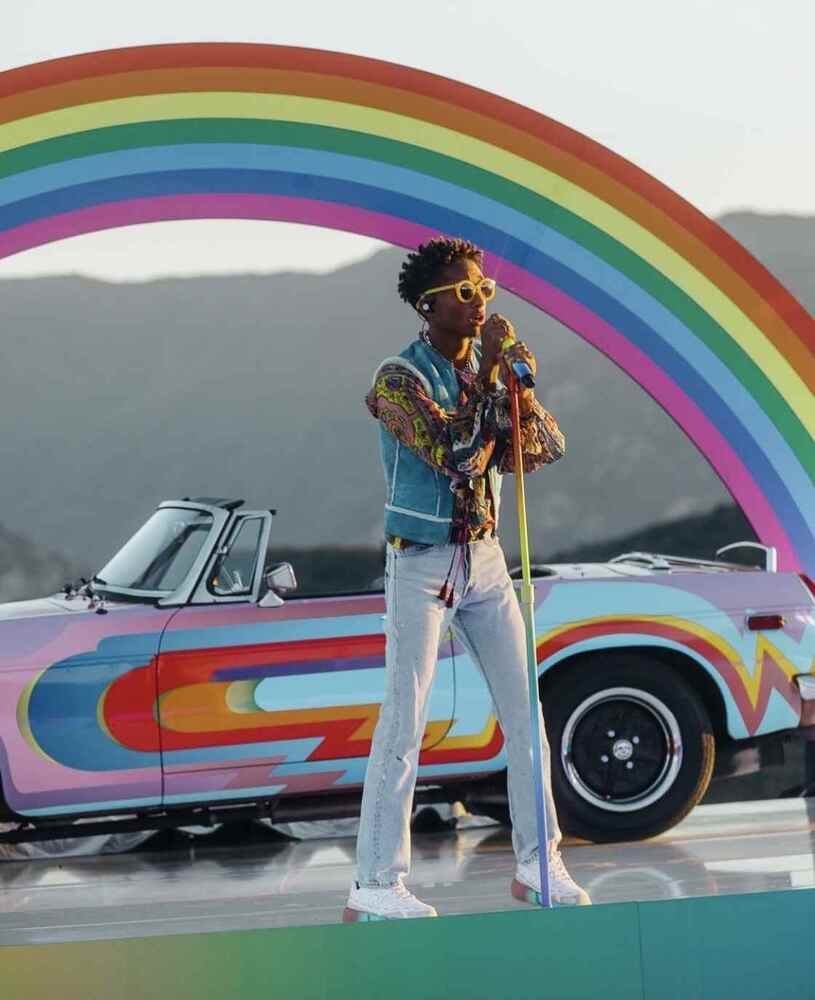 O ator Jaden Smith usou um colete jeans com bordas brancas e calça jeans 