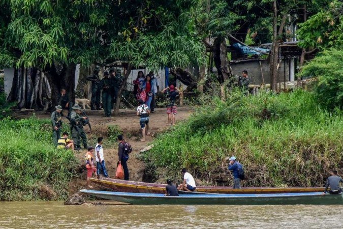 Venezuelanos atravessam o rio Arauca para o município de Arauquita, na Colômbia - (crédito: Daniel Fernándo MARTINEZ CERVERA/AFP) Venezuelanos atravessam o rio Arauca para o município de Arauquita, na Colômbia - (crédito: Daniel Fernándo MARTINEZ CERVERA/AFP)