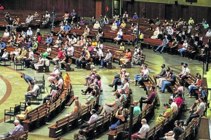 Catedral Metropolitana do Rio de Janeiro: de máscara, fiéis se aglomeraram durante a celebração da Páscoa  