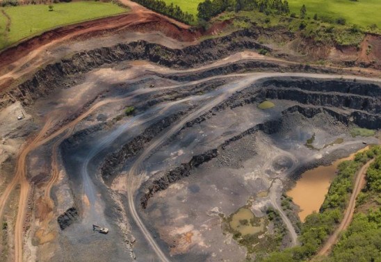 Mineração e Metalurgia: Queda de incentivo em polos universitários como a UFMG, campeões de inovação no segmento, e interrupção de estudos - como o já em andamento para produção nacional de baterias de celulares de carregamento rápido em parceria com institutos de Cingapura. (Fonte: ABIFA)