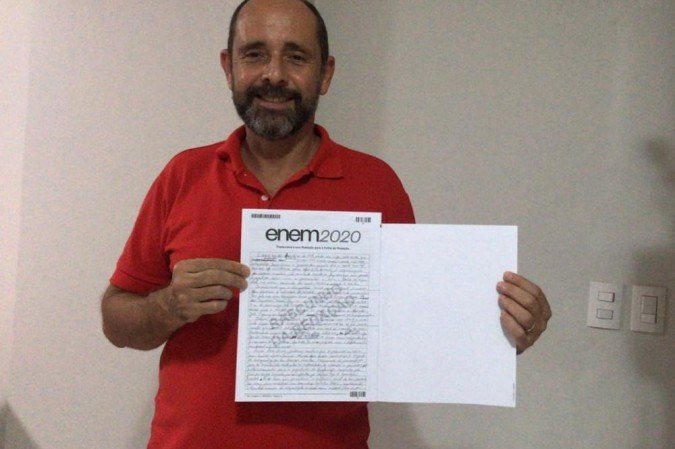 Alexandre Camilo, 55 anos, quer tentar uma vaga para o curso de letras depois de viver como morador de rua e histórico com uso de drogas - (crédito: Arquivo Pessoal) Alexandre Camilo, 55 anos, quer tentar uma vaga para o curso de letras depois de viver como morador de rua e histórico com uso de drogas - (crédito: Arquivo Pessoal)