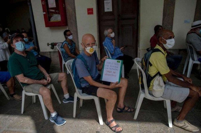 Processo de judicialização das vacinas foi gerado por uma lacuna deixada pelo governo federal, diz epidemiologista - (crédito: AFP / Mauro PIMENTEL) Processo de judicialização das vacinas foi gerado por uma lacuna deixada pelo governo federal, diz epidemiologista - (crédito: AFP / Mauro PIMENTEL)