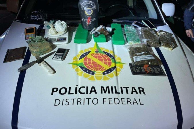 Na operação, a PMDF apreendeu também uma arma de fogo e outras drogas - (crédito: PMDF/Divulgação) Na operação, a PMDF apreendeu também uma arma de fogo e outras drogas - (crédito: PMDF/Divulgação)