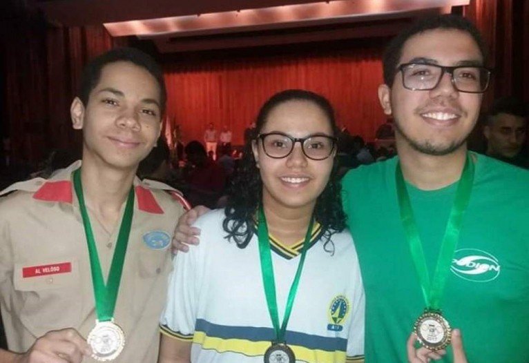Thiago e os irm&atilde;os, Mariana e Lucas, na premia&ccedil;&atilde;o da 1&deg; edi&ccedil;&atilde;o da Olimp&iacute;ada de Matem&aacute;tica do DF