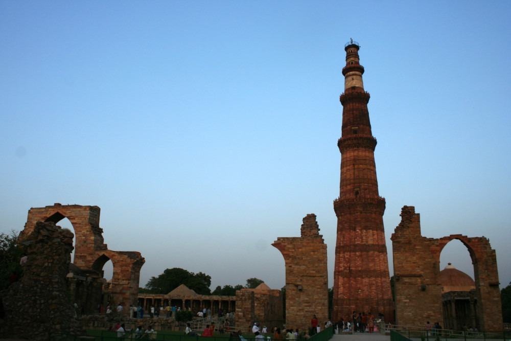 Nova Delhi impõe toque de recolher noturno